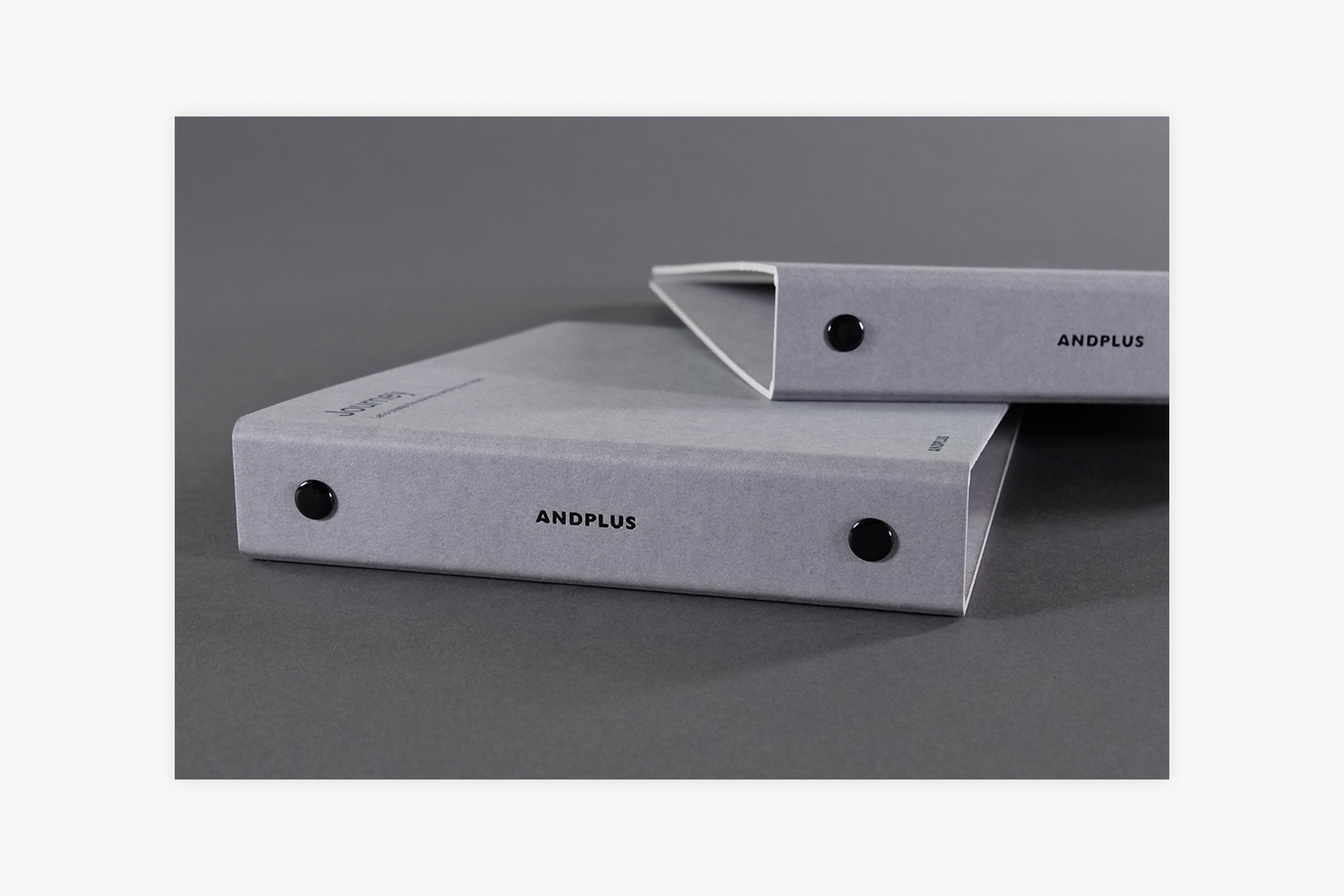 あんどぷらす　バインダーを2冊並べた様子