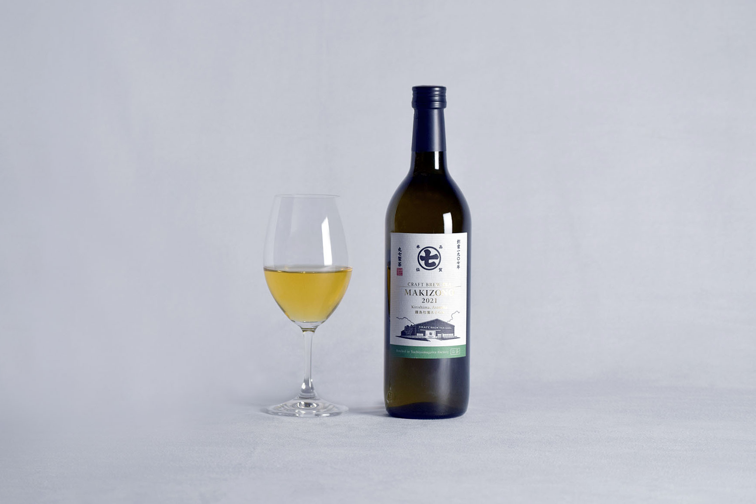 ワインボトルに入ったお茶とワイングラス