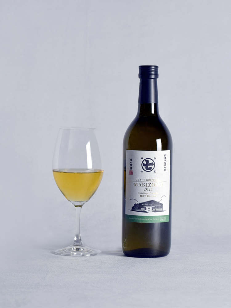 ワインボトルに入ったお茶とワイングラス