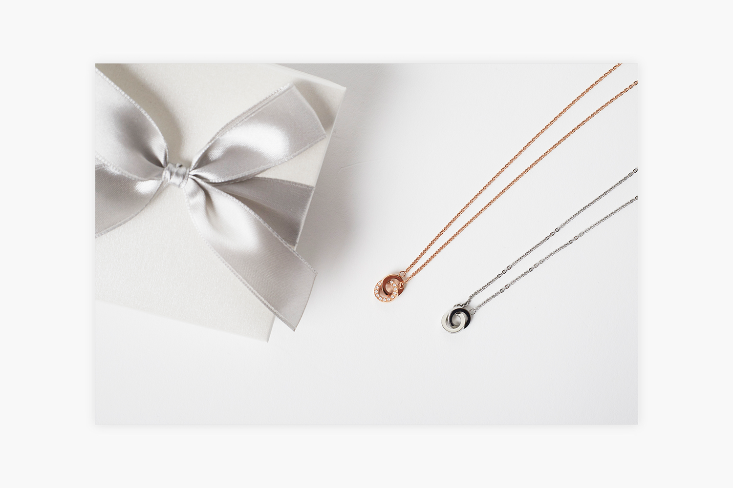 ギフトボックスと2つのネックレス