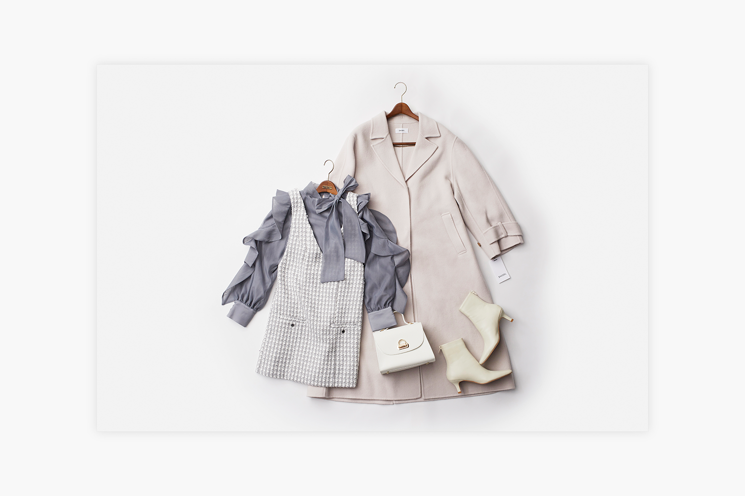 クリスマスをイメージしたキッズの服とレディースの服