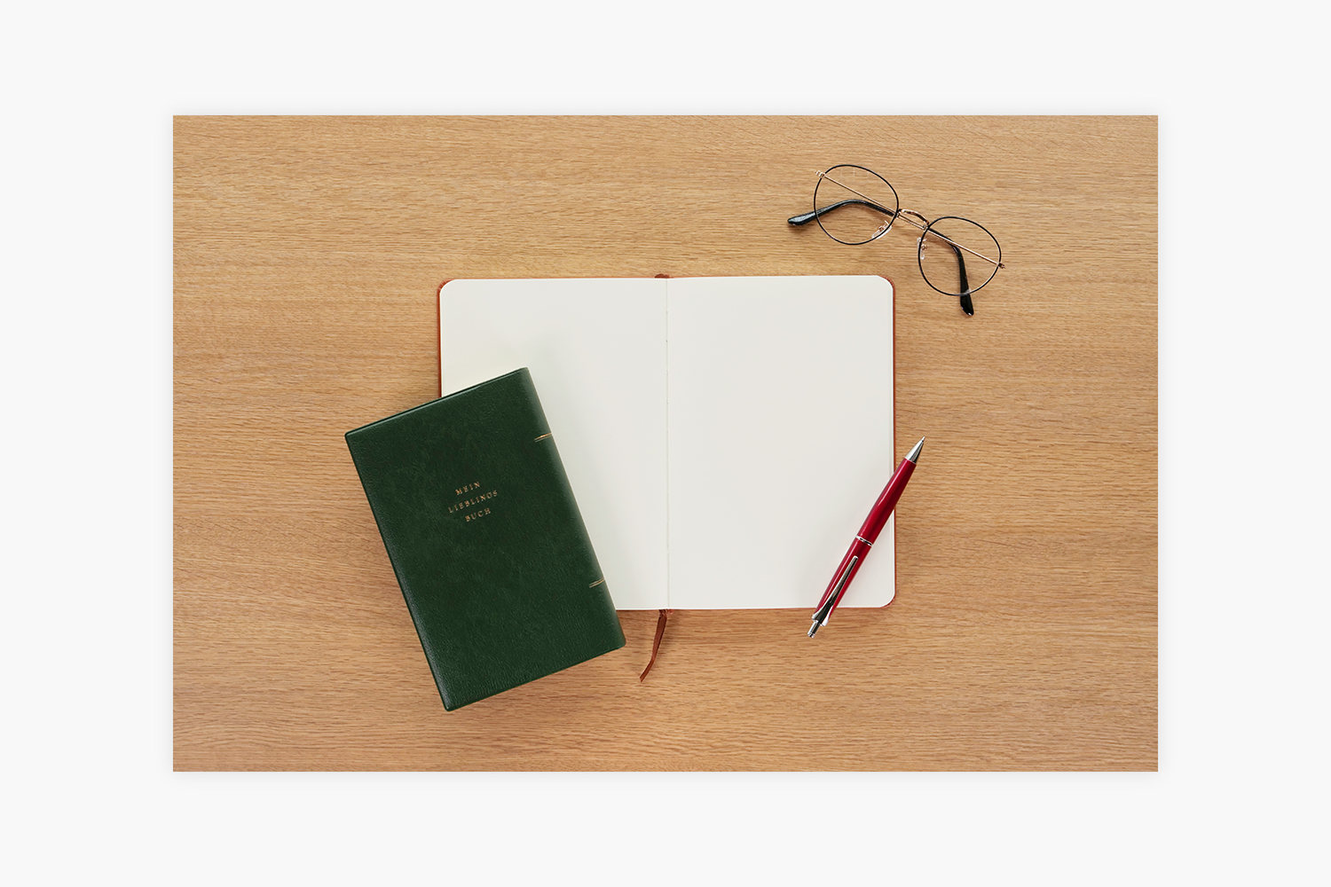 本とノートとペンとメガネ