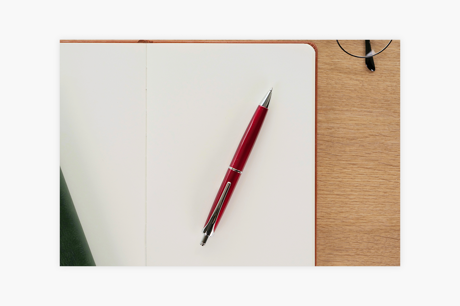 ノートの上にあるペン