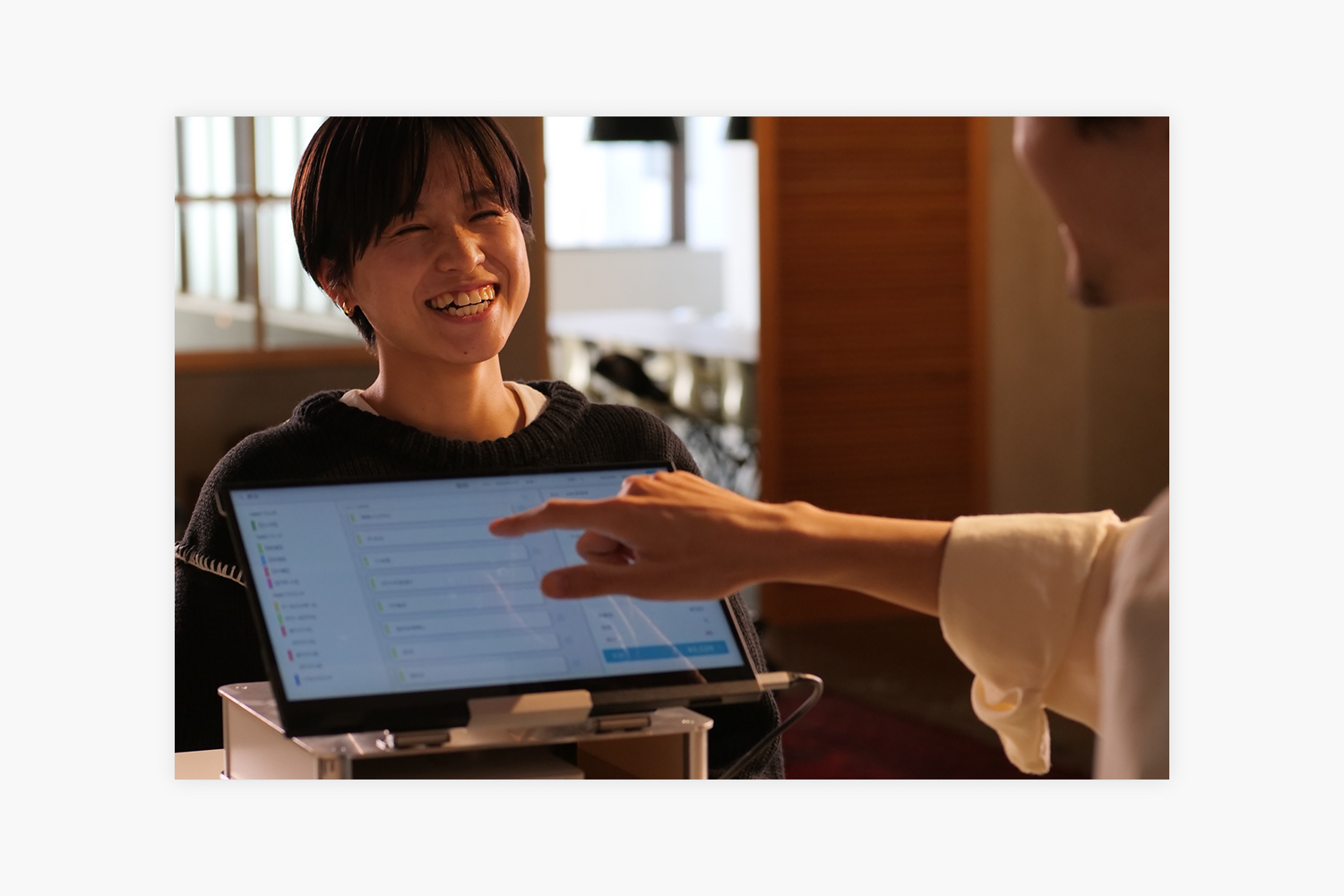 POSレジ越しで笑うお客さま