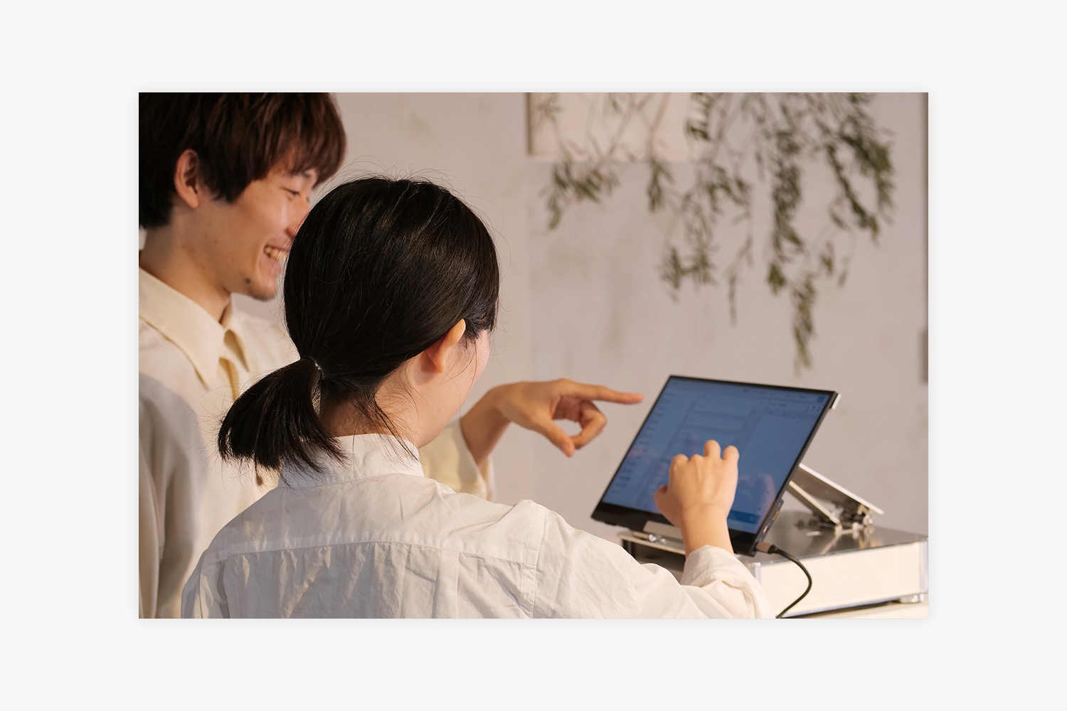 POSレジを操作する様子