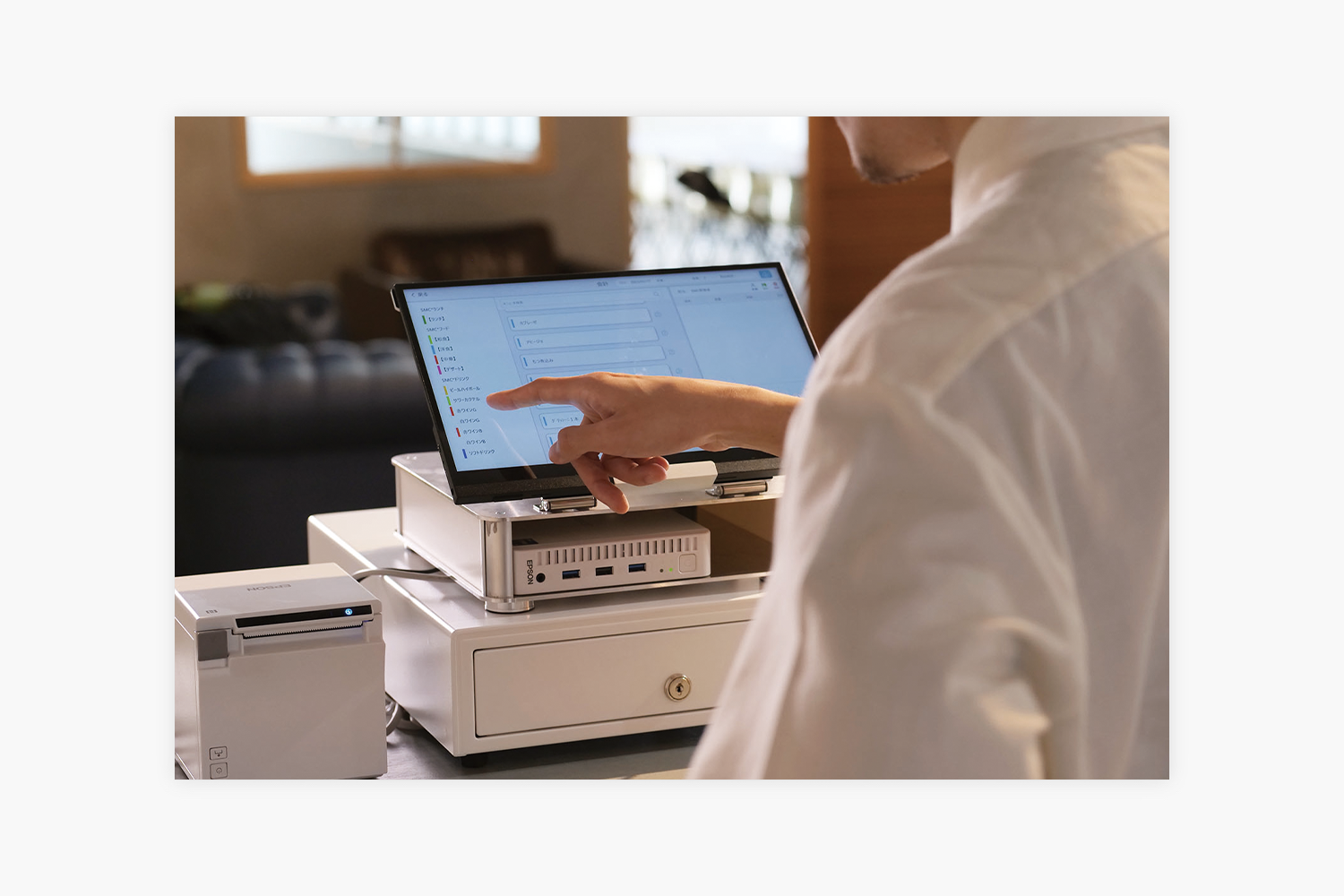 POSレジを操作する様子