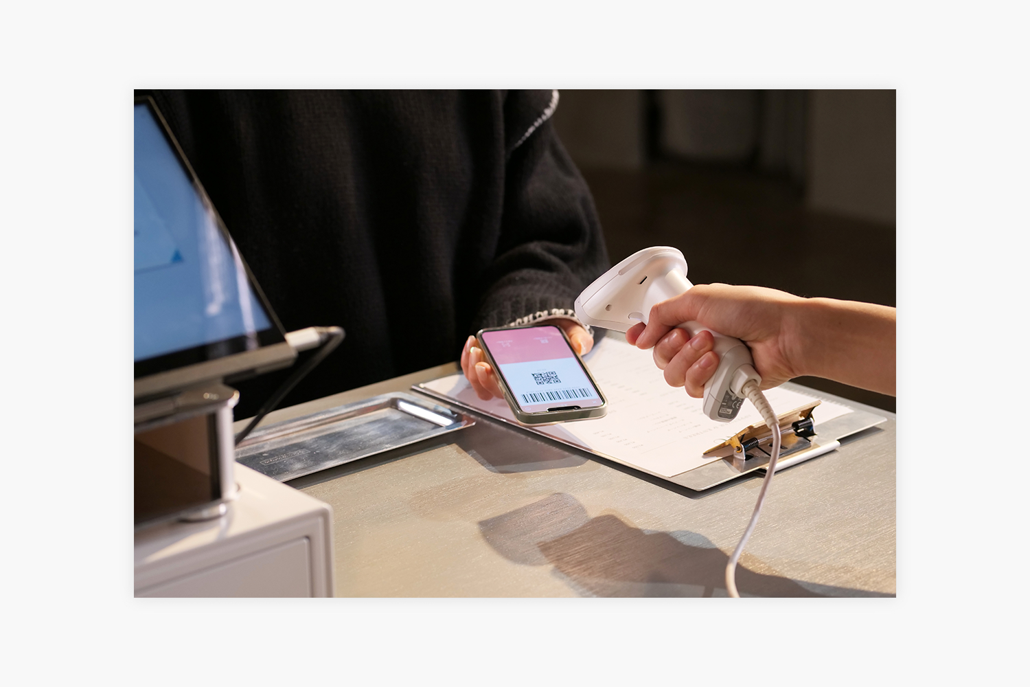 バーコード決済をする様子