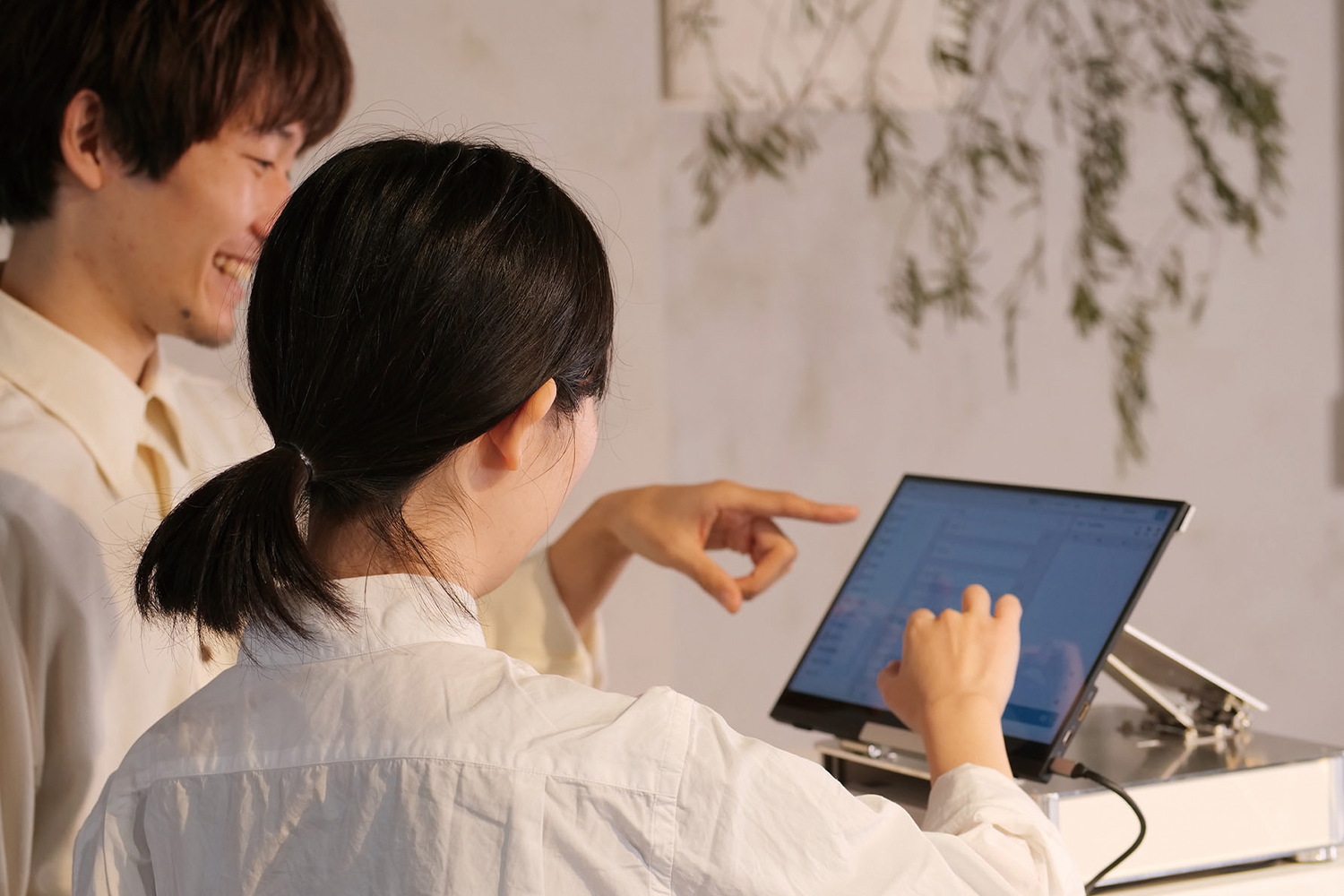 POSレジを操作する様子