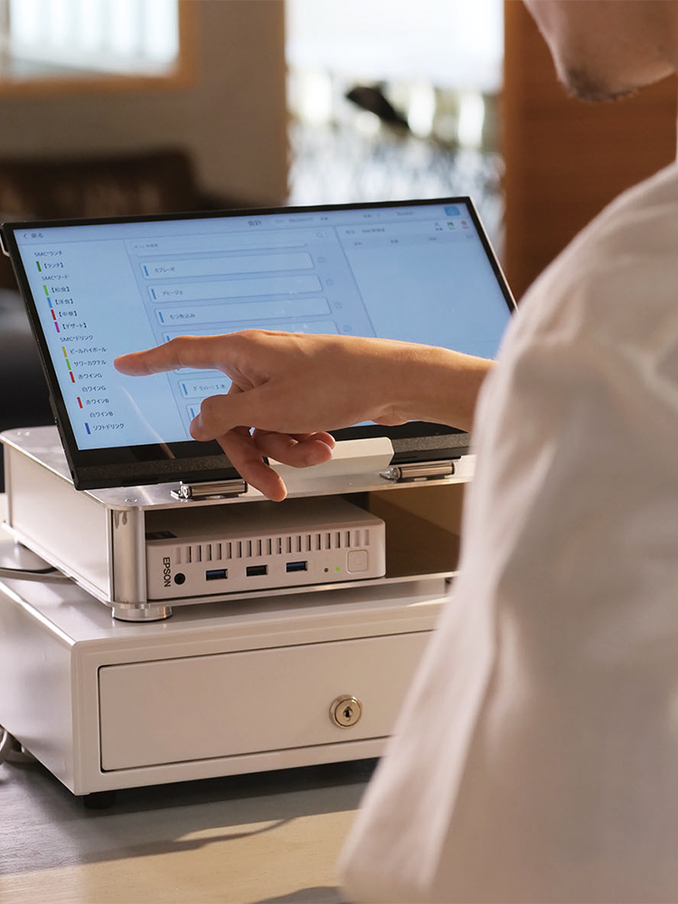 POSレジを操作する様子