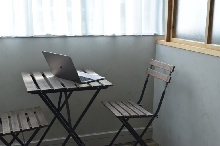 窓際の机と椅子