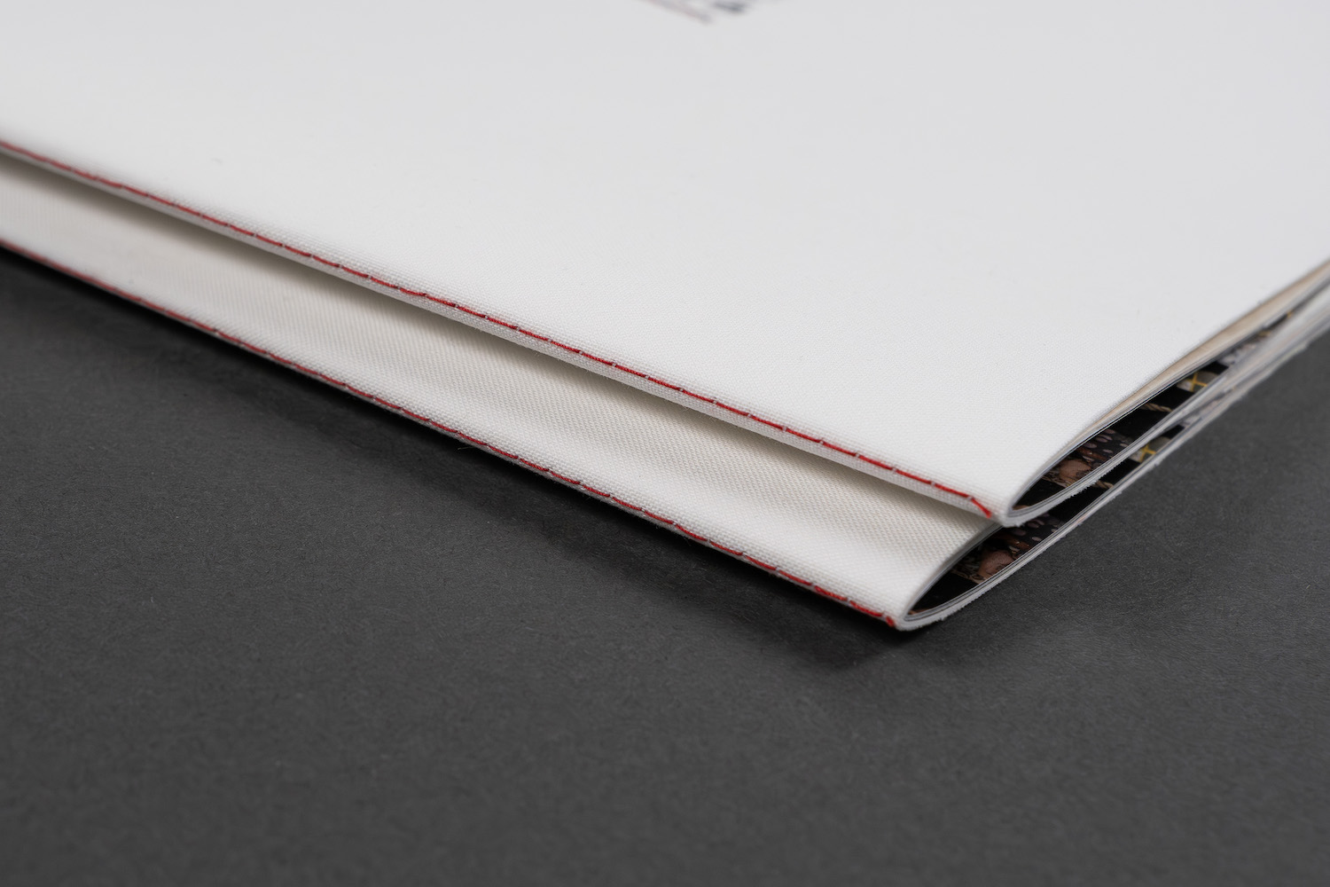 フジシン70周年記念誌　赤の糸綴じ